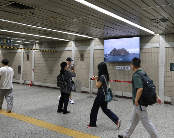 안국역 독도 영상 송출 사진 © 서울교통공사