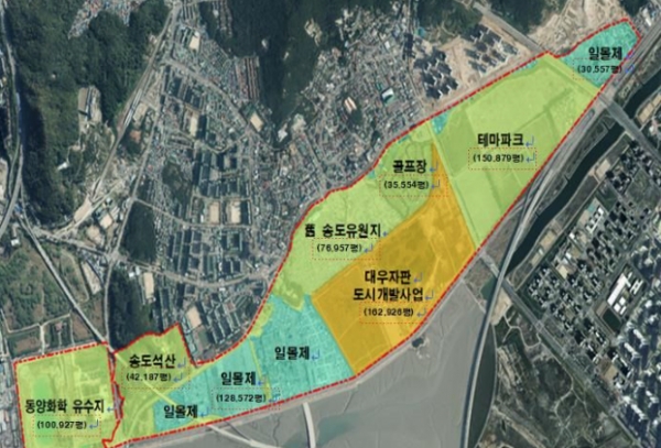 '송도 테마파크 부지 오염토 방치' 부영주택, 대법서 벌금형 확정인천 송도 테마파크 예정지에서 나온 오염토를 정화하라는 연수구의 '오염토양 정화 조치명령'을 받고도 방치한 혐의로 재판에 넘겨진 부영주택에게 벌금형이 확정됐다.13일 법조계에 따르면 대법원 1부(주심 서경환 대법관)는 지난달 25일 토양환경보전법 위반 혐의로 기소된 부영주택 법인과 대표이사 A(74)씨에 대한 상고심에서 각각 벌금 1000만원을 선고한 원심을 확정했다.부영주택과 A씨는 '2018년 12월24일부터 2020년 12월23일까지 인천 연수구 동춘동 송도 테마파크 부지 38만6449㎡에서 나온 오염토양을 정화 조치하라'는 연수구청의 명령을 이행하지 않은 혐의로 기소됐다.앞서 부영그룹은 2015년 10월 옛 송도유원지 인근 25개 필지 92만6000㎡를 3150억원에 사들인 뒤 테마파크 조성 및 아파트 건설 사업을 추진했다.하지만 2017년 해당 부지에서 많은 폐기물이 발견돼 사업이 중단됐다. 또 테마파크 조성 부지에 대한 토지정밀조사 결과 석유계총탄화수소(TPH), 납, 비소, 아연, 불소 등 항목이 토양오염 우려기준을 초과한 것으로 확인됐다.1심은 유죄를 인정해 부영주택 법인과 A씨에게 각각 벌금 1000만원을 선고했다.1심 재판부는 "오염된 부지를 제거한 이후 사업을 진행하는 것이 가능하다는 사정만으로는 정화명령이 사업의 일부를 구성해 환경영향평가의 대상이 된다고 할 수는 없다”며 “부영그룹이 오염토양에 대한 정화명령을 이행하지 않은 기간과 오염된 토지의 면적 등에 비춰 볼 때 처벌의 필요성이 있다”고 지적했다.부영주택 측은 1심 판결에 불복했으나 2심은 항소를 기각했다.2심 재판부는 "막대한 정화비용 부담 등은 피고인들의 단순한 경영상 판단에 불과할 뿐 범죄의 성립에는 아무런 지장이 없다"며 "사업 부지에서 멸종위기 야생생물인 맹꽁이의 서식 등이 확인됐다는 사정만으로 피고인들의 행위가 정당화될 수 없다"고 했다.               대법원은 원심 판단에 잘못이 없다고 보고 상고를 기각했다.대법원은 "원심의 판단에 논리와 경험의 법칙을 위반해 자유심증주의의 한계를 벗어나거나 토양환경보전법위반죄의 성립 등에 관한 법리를 오해한 잘못이 없다"고 판시했다.. @뉴시스