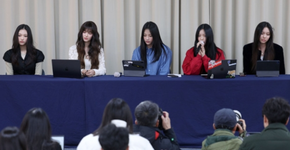 그룹 뉴진스가 지난 28일 서울시 강남구 스페이스쉐어 삼성역센터서 어도어와 전속계약 해지 관련 긴급 기자회견을 하고 있다. © 뉴시스