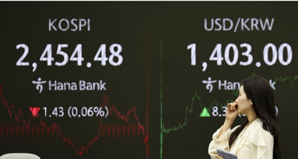 코스피가 전 거래일보다 0.06% 내린 2454.48에 마감한 2일 서울시 중구 하나은행 본점 딜링룸 전광판에 지수가 표시되고 있다. © 뉴시스